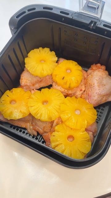 Это гениально просто и вкусно! Готовится на одном дыхании и так же съедается! Курочка под ананасами