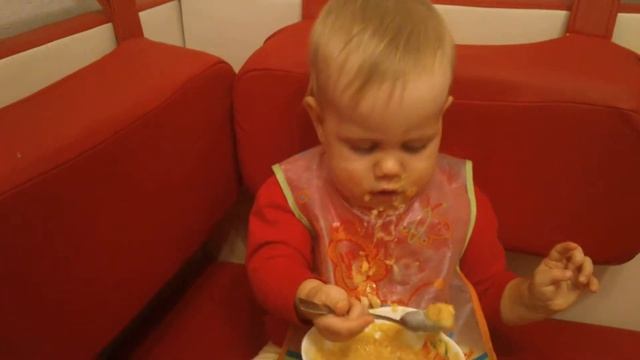 в 11мес малышка  ест сама (Долгова Милана) смотреть онлайн