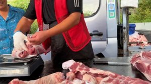 难受了!顾客买了猪肉和骨头后忘记付钱了,我姐追也没有追上。