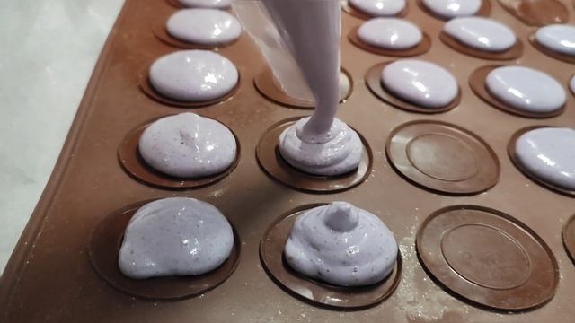 Макронсы. Пробуем готовить дома! Передержала в духовке🤔Съели просят Ещё #макрон #десерты #bakery смотреть онлайн