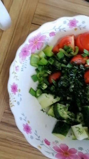Рыбные котлеты с овощным салатом. Когда нет времени готовить😉