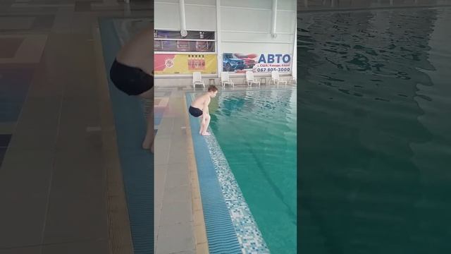 последнее занятие с тренером, Ваня уже плавает на глубине