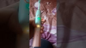 как пользоваться электрической зубной щёткой 😎