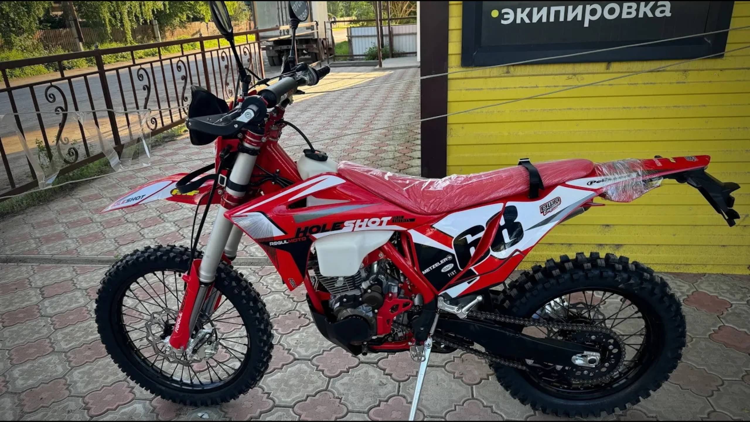 Краткий обзор обновленного Regulmoto Holeshot Red Edition (4 valves) 2024 смотреть онлайн