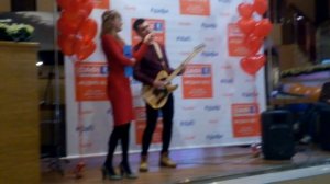 Нервы - слишком влюблён. Круто поёт.Best street singer ever