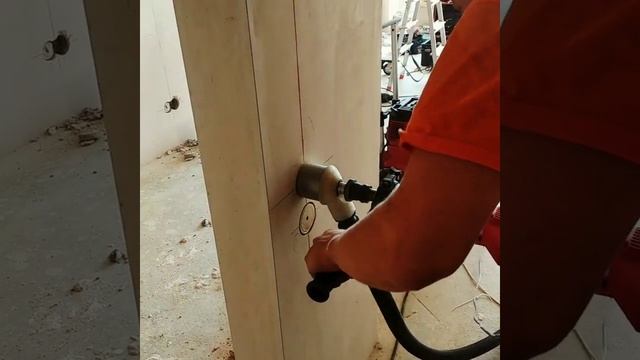 Сверление отверстий под подрозетники без пыли