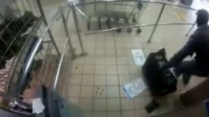 Ограбление инкассаторов во время закладки денег в банкомат (Бразилии)