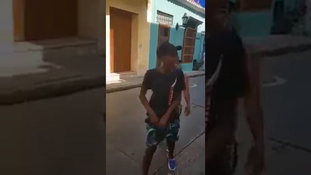 ШКОЛЬНИКИ ЧИТАЮТ РЕП НА УЛИЦЕ! смотреть онлайн