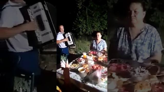 Әкеңнің бары жақсы екен.Жарығым деп қарсы алған Анамның бары жақсы екен. Өте тамаша ән. смотреть онлайн