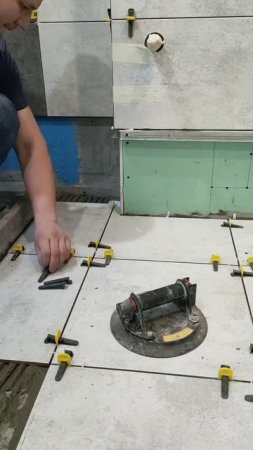 Укладка плитки на пол.