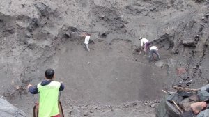 Строительство, шахтёры раскалывают камни и копают песок