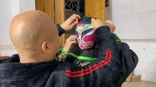 今年生意不好做，這位兄弟要習變臉表演謀生，光哥在一旁指導太搞笑了！【桂平光哥】 смотреть онлайн