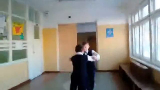 Школьники решили потолкаться смотреть онлайн