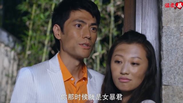 皇帝明明很愛灰姑娘卻只能眼睜睜看著她愛別的男人親熱這份愛太卑微