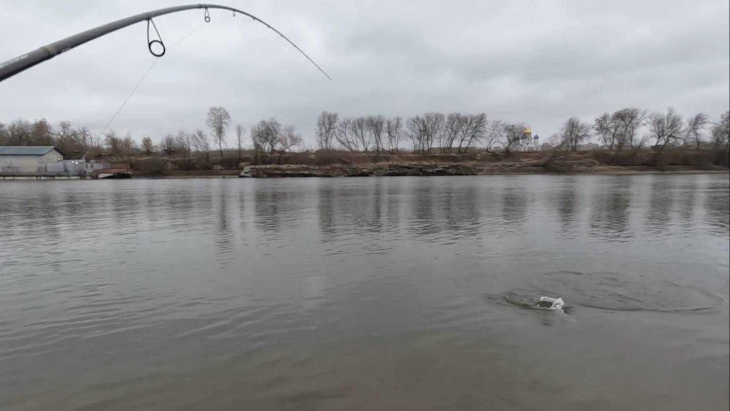Погода ВЕСЕНЯЯ, но РЫБУ это не устраивает! Зимний СПИННИНГ на Москва-реке! Рыбалка в ЯНВАРЕ! смотреть онлайн