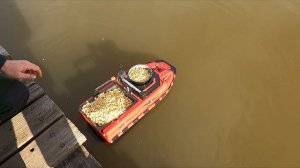 Разбрасыватель кораблике UNIBOAT на  автопилоте и в ручном режиме.