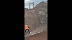 Строительство, разгрузка баржи