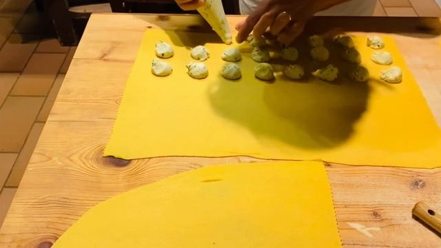 Ravioli Romagnoli di ricotta.Chiamati anche URCIÓ Con pecorino prezzemolo￼ смотреть онлайн