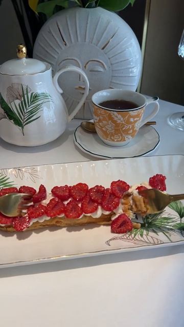 Этот эклер с малиной точно заслуживает вашего внимания, ресторан Юг22. Больше смотрите на канале FI смотреть онлайн