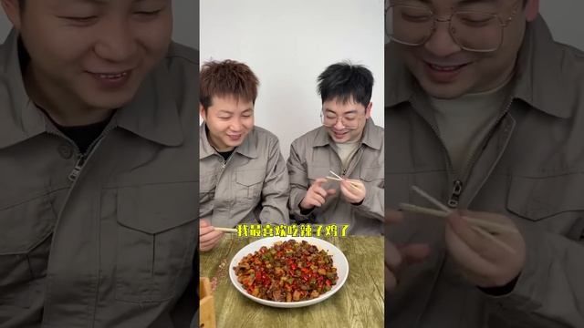 北方10塊吃午飯vs南方10塊吃午飯，南方10快只能啃兩個大饅頭加咸菜，北方滿滿的葷菜就算了米飯還無限加？！【隔壁大哥與小李】 смотреть онлайн