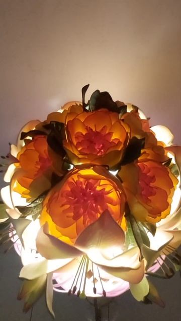 Светильник пионы с линиями #изолон #цветы #светильник #пионы #лилии смотреть онлайн