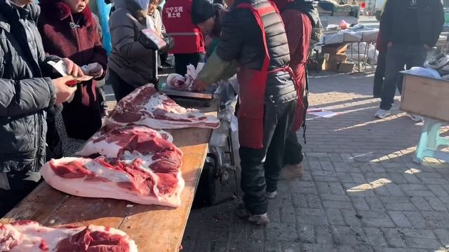 東北開始備年貨了，700公斤的大肥豬肉搶著買，十幾分鐘就賣光了！ 【老孟立福vlog】 смотреть онлайн