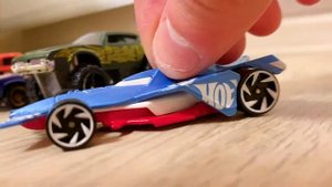 Машинки Hot Wheels выстраиваются в две колонны - Мультик игрушками Хот Вилс машинками для детей