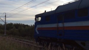 Електровоз ВЛ10-1065 несётся на большой скорости и тепловоз 2ТЭ116-940