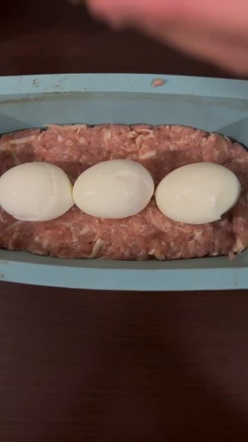 Запеченный мясной пирог в середине с яйцом.Приятного вам аппетита 🙂 смотреть онлайн