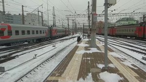 Тепловоз ( ЧМЭ3 6729 ) тянет состав под посадку