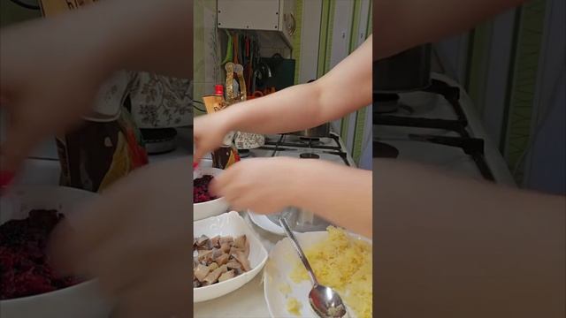 Ролик № 1140. Салат "Селедка под шубой" рецепт. смотреть онлайн