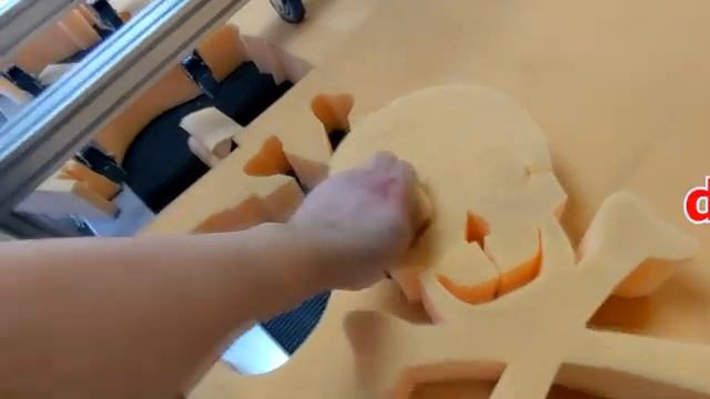 Как вырезать фигуру из листа поролона. смотреть онлайн