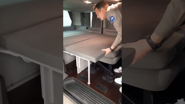 Vw T5 Caravelle met Buildify campingbox van Hornbach.
