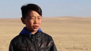 Мальчик читает стихотворение на бурятском языке. Монголия