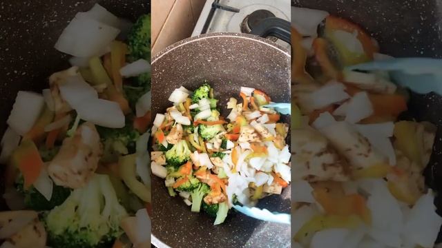 Японская рисовая лапша с овощами Rice noodles with vegetables