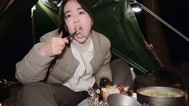 -3도 입구가 뻥 뚫려 바람이 슝슝💨!! 텐트 없이 자야지~ | 부쉬크래프트 | 방수포쉘터 | 장작통닭 | 손반죽칼국수 | 군고구마 | смотреть онлайн