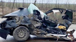Ладу разорвало на части в ДТП с микроавтобусом в Ростовской области