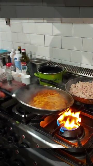 préparation pates barilla sauce bolognaise chez pizzeria il gusto chez gino. erquelinnes смотреть онлайн