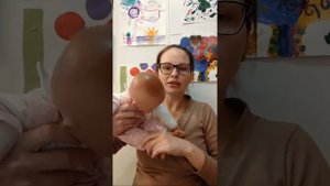 👉Малышка ползёт на четвереньках, обе стопы смотрят вправо