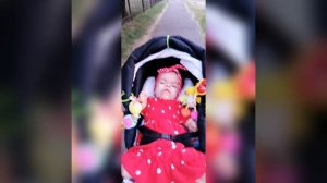 Олюшка 🍓 гуляет на улице!
