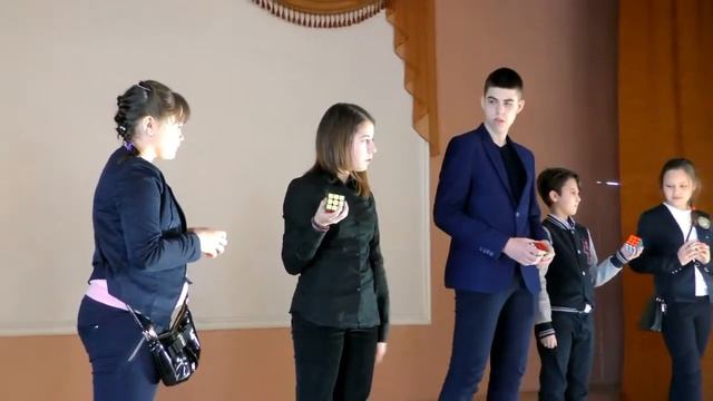 Як складають кубик Рубика у 6 школі смотреть онлайн