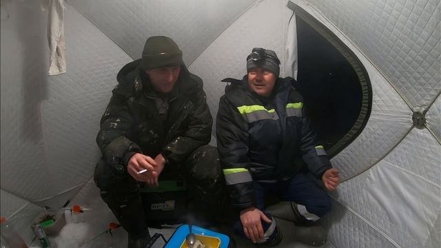 Рыбалка на судака жерлицами. Уха с судака. Рыбацкие истории в палатке. Новинка. смотреть онлайн