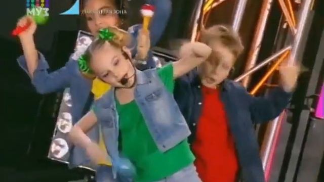 Полина Симонова на Детской партийной зоне/Погремушка смотреть онлайн