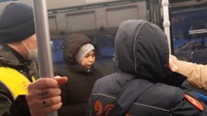 Русский парень заступился за мигрантку из Средней Азии!