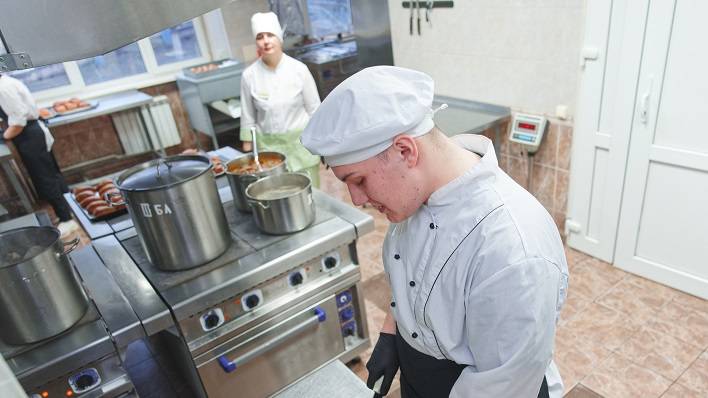 Студенты снова выбрали для прохождения практики столовую Михайловского ГОКа