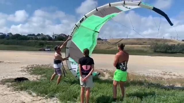 Кайтсерфинг в Анапе. Кайт Школа Russian Wind. Ученики Игорь и Катя