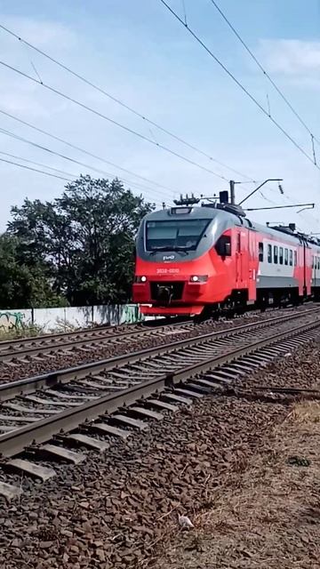 ЭП3Д-0010 сообщением Шептуховка-Ростов отправляется с о.п. Микояна #shorts #электричка #эп3д #поезд смотреть онлайн