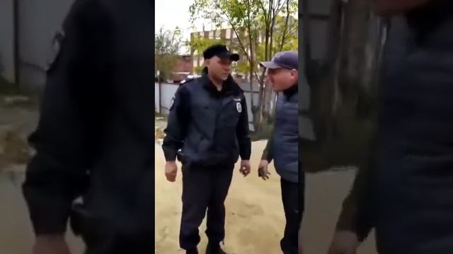 Полицейский бьют больной деда смотреть онлайн