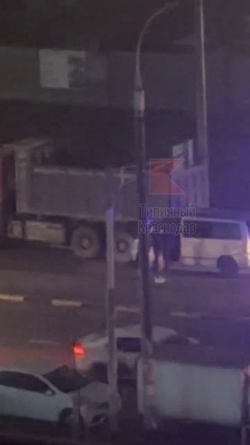 Ночью микроавтобус врезался в припаркованный на Петра Метальникова грузовик.