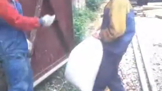 спор на тысячу закинуть мешок на плечо смотреть онлайн